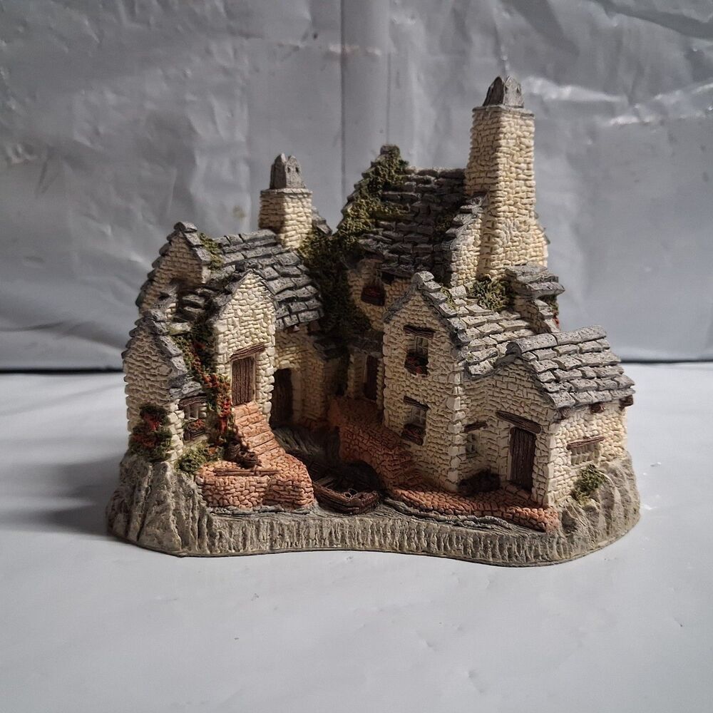 David Winter Fishermans Wharf Village Cottage Hand Painted 3.5in Collectible
